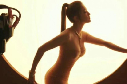 Clip 31 giây Lưu Diệc Phi mặc váy cúp ngực quay quảng cáo gây "sốt" MXH vì body nuột nà