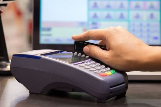Rủi ro ít người biết khi rút tiền mặt từ thẻ tín dụng qua máy POS