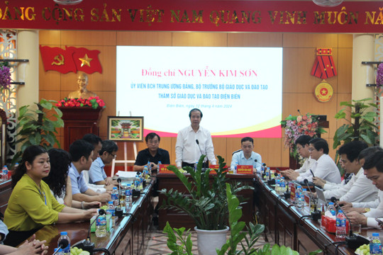Bộ trưởng Nguyễn Kim Sơn thăm và tặng quà trường học tại Điện Biên