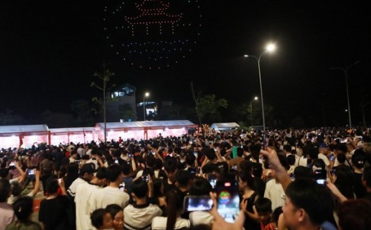 Hàng nghìn người mệt mỏi, chờ xem trình diễn ánh sáng ở ngoại thành Hà Nội