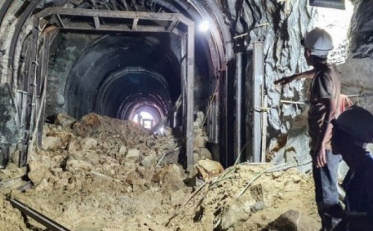 Những hình ảnh bên trong hầm đường sắt qua đèo Cả mà cửa hầm bị vùi lấp 2 ngày nay