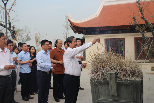 Bộ trưởng Nguyễn Kim Sơn thăm di tích lịch sử tại thành phố Điện Biên Phủ