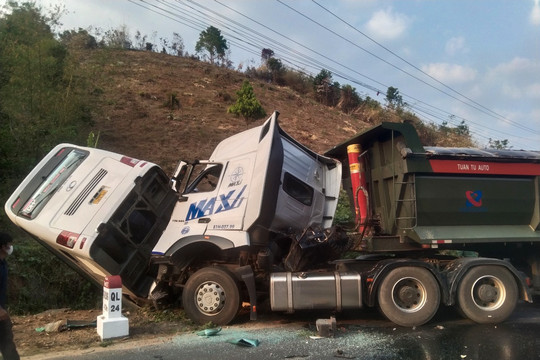 Kon Tum: Xe tải va chạm xe khách khiến hàng chục người thương vong