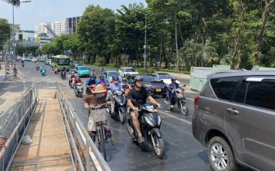 Thông xe cầu vượt tạm ở cửa ngõ sân bay Tân Sơn Nhất