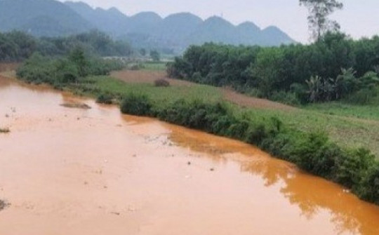 Tìm thủ phạm khiến nước sông Nậm Tôn chuyển màu đỏ gạch