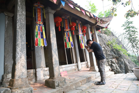 Độc đáo ngôi chùa cổ nằm chênh vênh trên vách núi hơn 500 năm