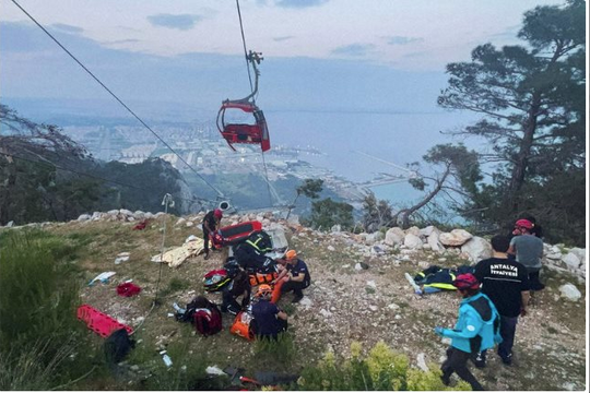 Tai nạn cáp treo, 8 người thương vong, 174 người mắc kẹt xuyên đêm ở Thổ Nhĩ Kỳ