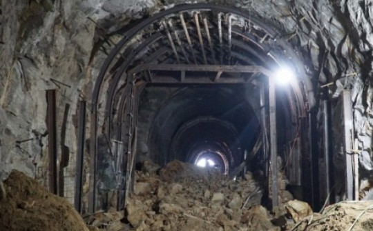 Hầm đường sắt Bãi Gió sạt lở 'do đá phong hóa lâu năm'