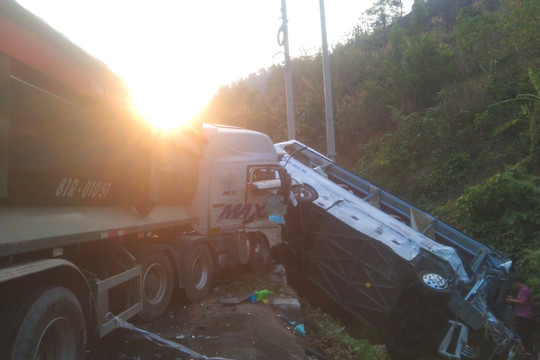 Tạm giữ tài xế xe khách trong vụ tai nạn nghiêm trọng ở Kon Tum