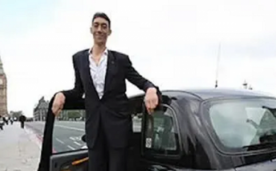 Người đàn ông cao nhất thế giới 2,51m và màn lái xe "kỳ lạ" gây cười
