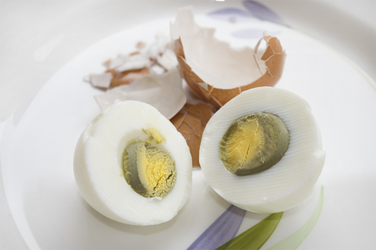 Lòng đỏ trứng luộc màu xanh đậm, có nên ăn?