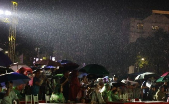Dòng người đội mưa chờ xem pháo hoa nhân ngày Giỗ tổ Hùng Vương