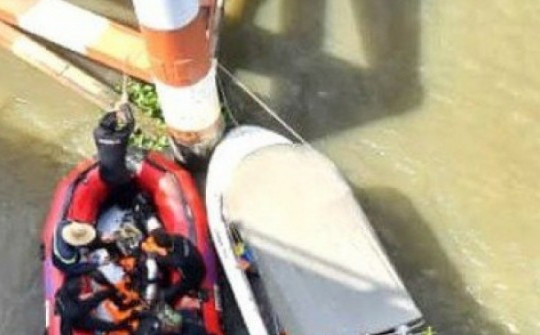 Cứu người tự tử, 2 thanh niên cùng bị mắc kẹt dưới sông