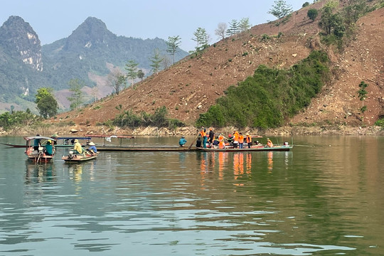 Lật thuyền do lốc xoáy khiến 2 người ở Lai Châu bị mất tích