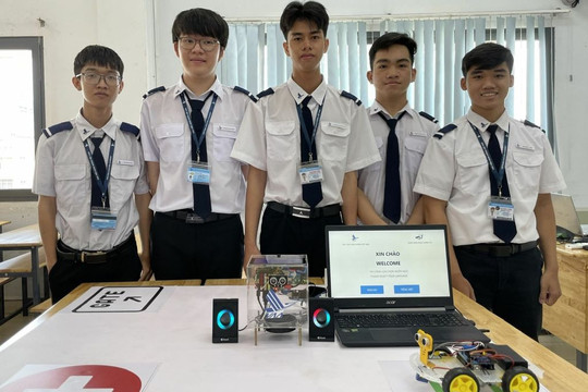 Sinh viên chế tạo robot chỉ dẫn ở sân bay
