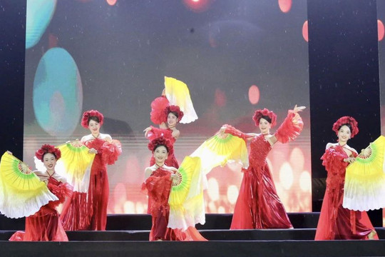 Phú Thọ rực rỡ pháo hoa chào mừng Lễ hội Đền Hùng