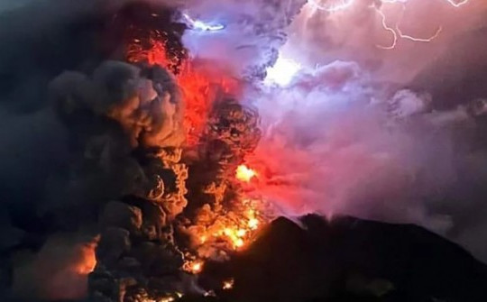 Video: Cảnh núi lửa phun như "tận thế" ở Indonesia