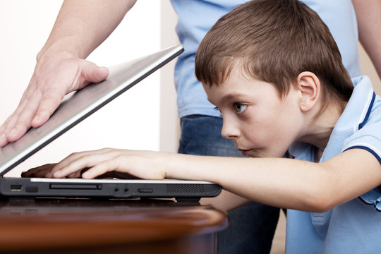 Người trẻ nghiện Internet có nguy cơ trốn học
