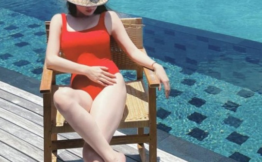 Kaity Nguyễn diện đồ bơi đỏ rực khoe vẻ quyến rũ nồng nàn ở tuổi 25