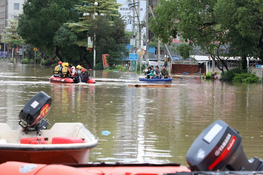 Trung Quốc: Lũ lụt kinh hoàng 4 chết, 10 người mất tích
