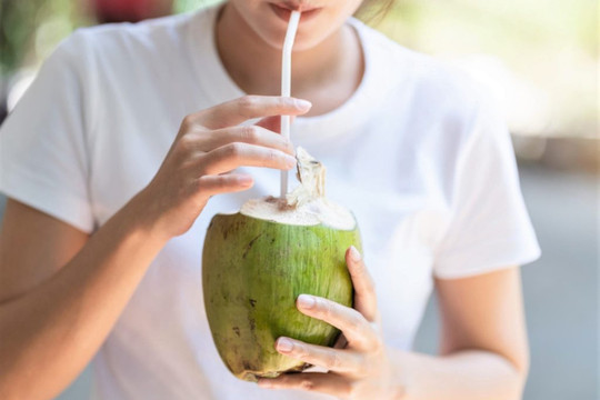 Uống nước dừa có tốt cho xương khớp?
