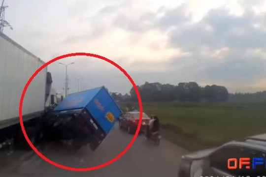Clip: Tông dính đầu vào xe container, xe tải bị kéo lê xềnh xệch
