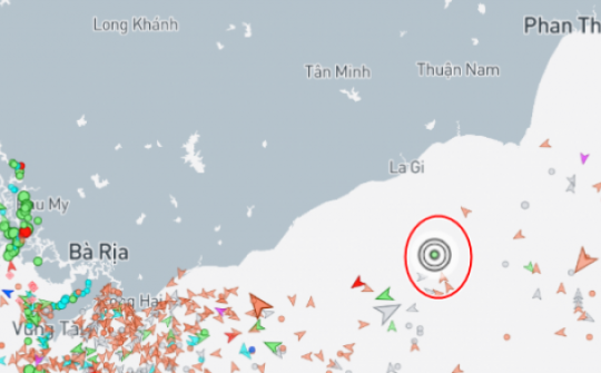 Khẩn trương 'giải cứu' con tàu gần 4.000 tấn mắc cạn trên vùng biển Bình Thuận