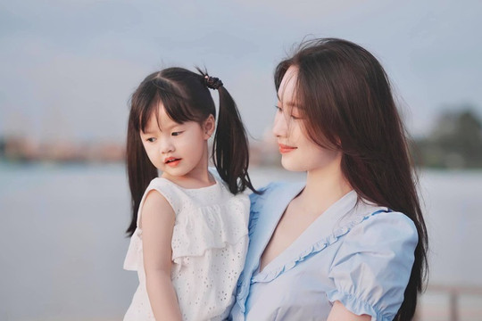 Con gái "3 lần nói cảm ơn", Hoa hậu Đặng Thu Thảo được khen: Cả vợ lẫn chồng đều dạy con quá khéo