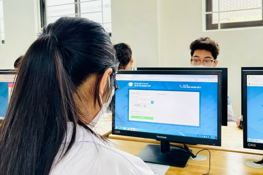 Học sinh Hà Nội thử nghiệm đăng ký dự thi tốt nghiệp THPT trực tuyến