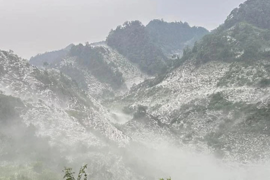 Mưa đá trắng xoá như 'tuyết' ở huyện vùng cao Vân Hồ