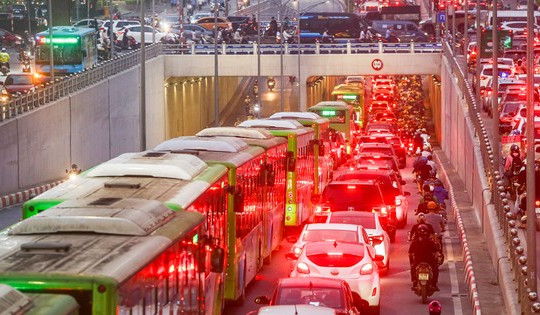 Xe buýt 'chôn chân', ô tô nhích từng chút giữa cơn tắc đường ở Hà Nội trước ngày nghỉ lễ