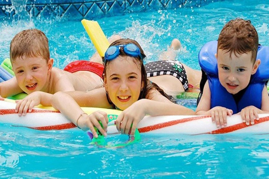 Những lợi ích khi cho trẻ đi bơi vào mùa hè