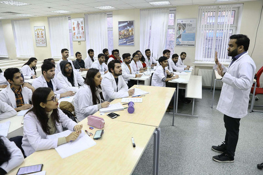 Học phí y khoa tại Ấn Độ tăng gấp đôi trong 10 năm