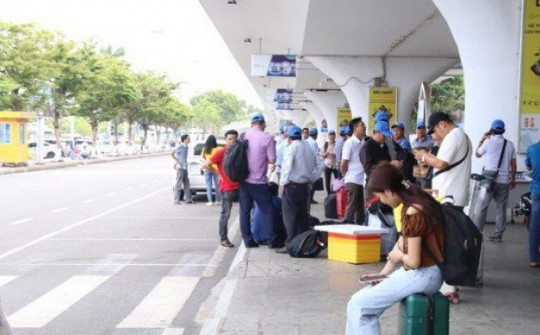 Bàn giao chiếc túi vô chủ chứa 300 triệu đồng tại sân bay Đà Nẵng
