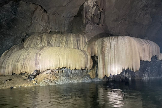 Phát hiện hang động tuyệt đẹp tại Quảng Bình