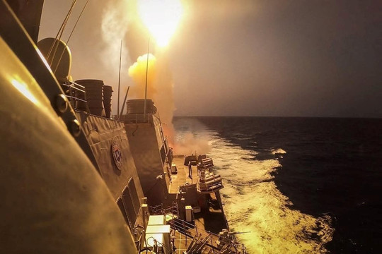 Houthi tiếp tục phóng tên lửa vào tàu hàng trên Biển Đỏ