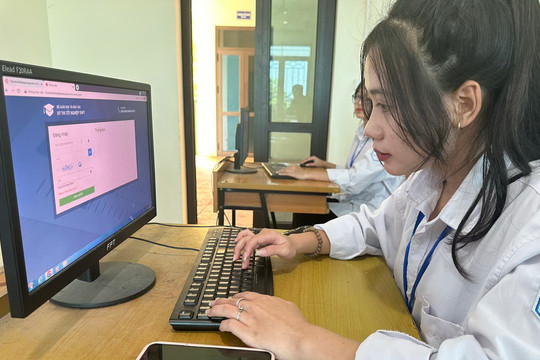 Hà Nội: Học sinh lớp 12 hoàn thành thử đăng ký thi tốt nghiệp THPT