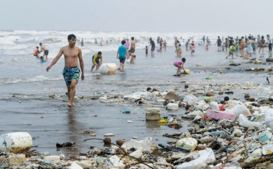 Khách tắm biển chung với rác ở Nam Định: Chính quyền nói gì?