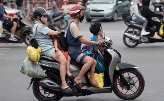 Giao thông Hà Nội ngày nghỉ lễ cuối cùng: Người dân lỉnh kỉnh "đồ quê" ra phố