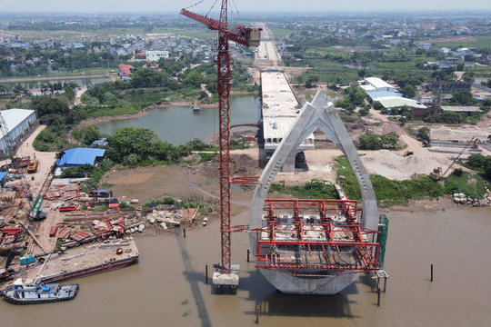 Hình ảnh cầu vượt sông Đào ở TP Nam Định đã hoàn thành hơn 56%
