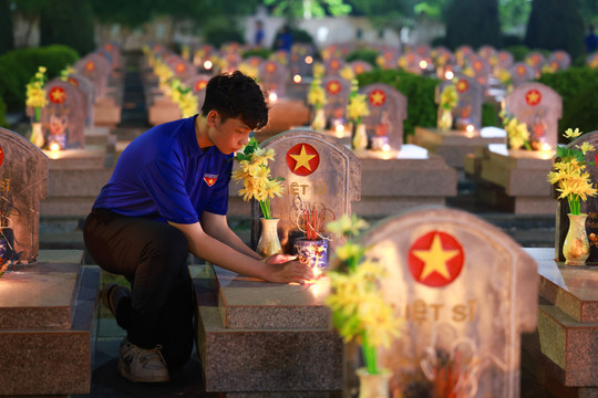 Hơn 800 đoàn viên thanh niên thắp nến tri ân các Anh hùng liệt sỹ tại Điện Biên