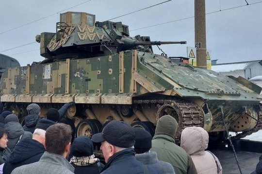 Clip: Nga phá huỷ cả xe tăng lẫn thiếp giáp Mỹ tại Ukraine