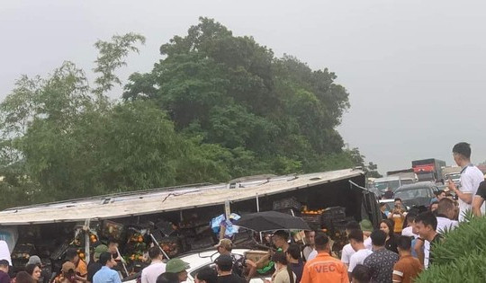 Tai nạn liên hoàn giữa 6 ô tô trên cao tốc Nội Bài - Lào Cai