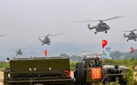 Trực thăng bay biểu diễn trên bầu trời Điện Biên