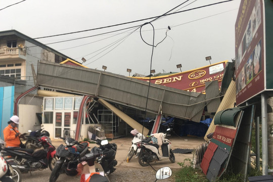 Dông lốc gây tốc mái nhiều ngôi nhà ở Điện Biên