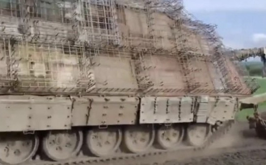 Video: Hé lộ hình dạng mới nhất của xe tăng "mai rùa" Nga ở Ukraine