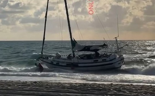 Video: Ngỡ ngàng khoảnh khắc chiếc thuyền chở 10 người di cư đổ bộ bờ biển Mỹ