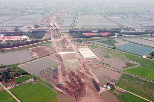 Hình ảnh cầu vượt sông Sò nối huyện Hải Hậu - Giao Thủy, Nam Định đang xây dựng