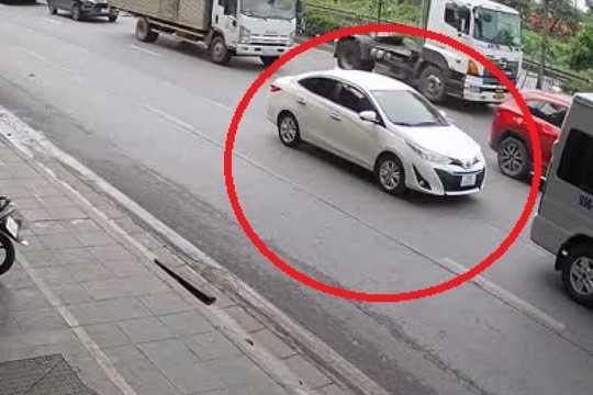 Clip: Ô tô con gặp nạn “kẹp bánh mỳ” từ xe tải Howo