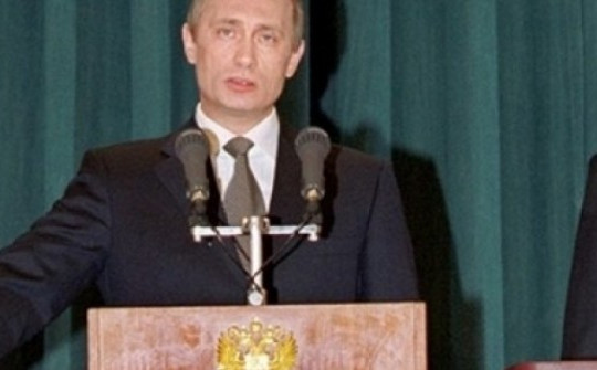 Hình ảnh lễ nhậm chức đầu tiên cách đây 24 năm của Tổng thống Putin